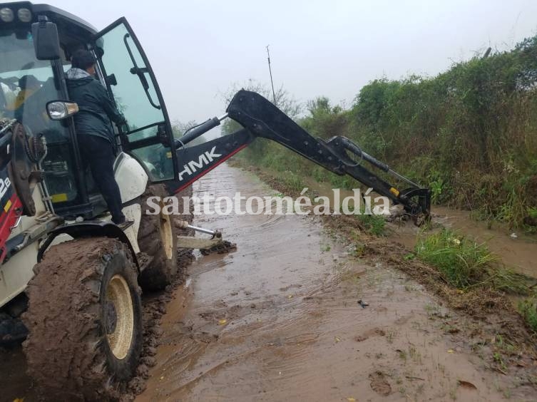 Cuadrillas municipales realizan tareas de limpieza y desobstrucción de desagües pluviales. (Municipalidad de Santo Tomé)