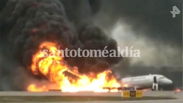 El avión, al aterrizar de emergencia, envuelto en llamas. (@rentvchannel )