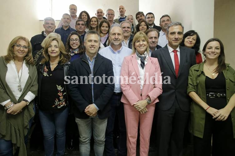 Los integrantes de la lista de diputados, junto a Perotti y Rodenas. (Prensa Busatto)