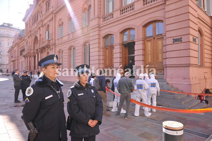 La Policía trabajó en la puerta de la Casa Rosada. (Foto: Clarín)