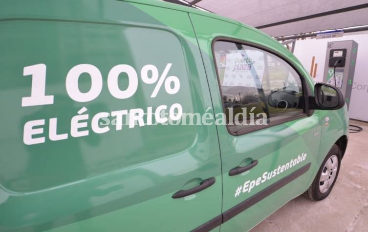 La provincia presentó la estación de carga para vehículos eléctricos en la ciudad de Santa Fe.
