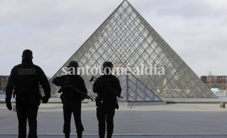 El museo Louvre cerrado por protesta de sus empleados.