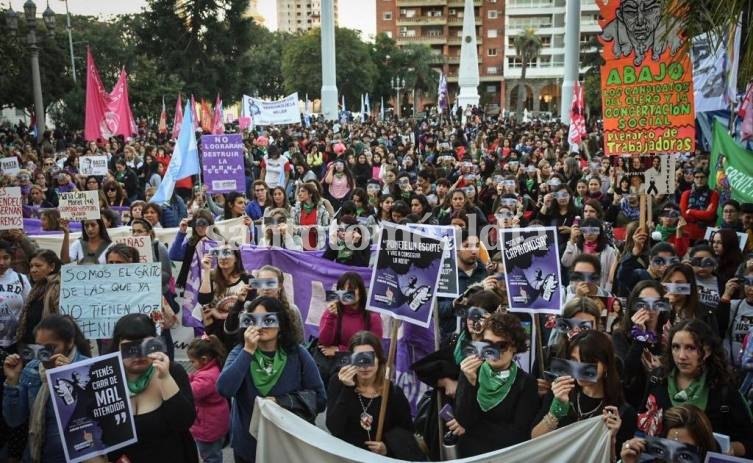 Una numerosa columna de gente se movilizó por las calles de Santa Fe en contra de la violencia de género. (Foto: @periodicas_ar)