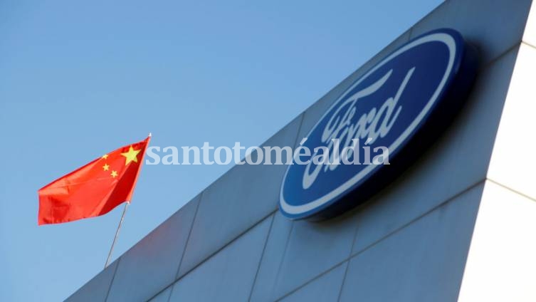 La bandera nacional china en el techo de un concesionario de automóviles Ford en Pekín, China