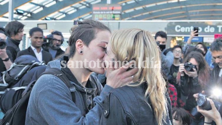 El 'crimen del beso': empieza el juicio contra la mujer detenida tras besar a su esposa en el subte 