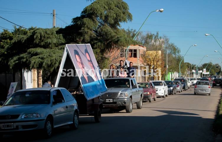 Con una caravana, el Frente Juntos cerró su campaña de cara a las elecciones locales.