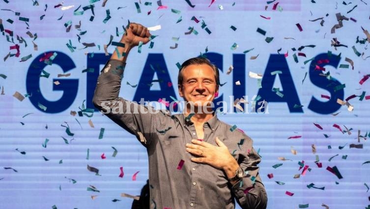 Adán Bahl celebra su triunfo electoral en Paraná.
