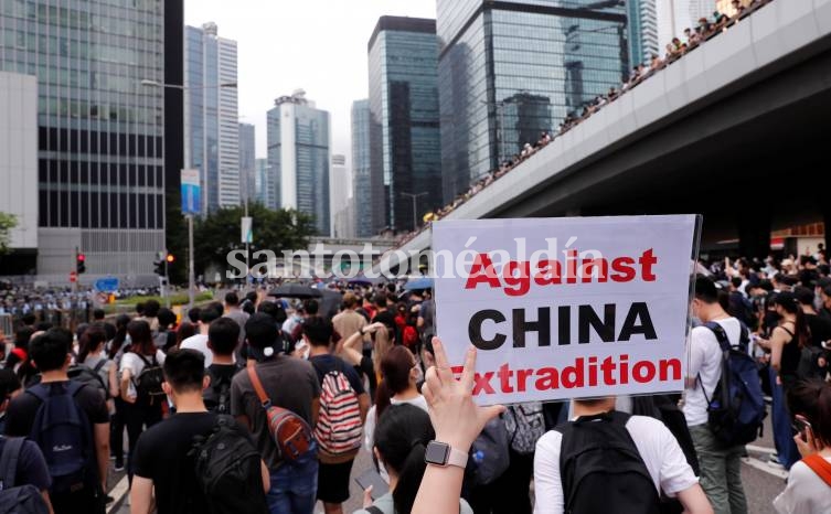 Miles de personas protestan en Hong Kong contra el proyecto de ley de extradición
