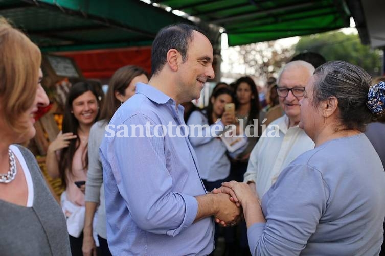 José Corral saluda a vecinos en el cierre de campaña de candidatos de Cambiemos.