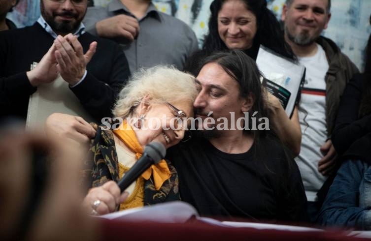Javier Matías Darroux Mijalchuk, el nieto recuperado número 130, habló en conferencia de prensa junto a Estela de Carlotto. (Foto: Twitter/Abuelasdifusion)