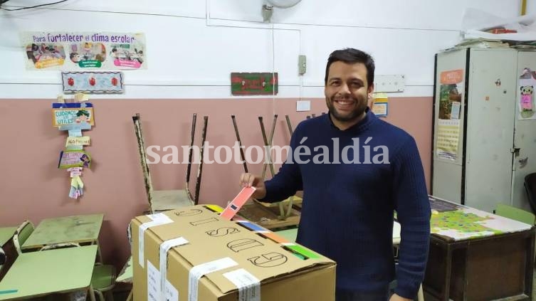 Rodrigo Alvizo votó por la tarde en la escuela Berrutti.