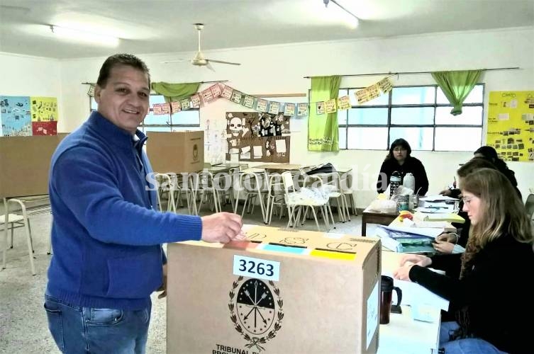 Pedro Uliambre votó este mediodía en la Escuela Presidente Perón de Sauce Viejo.