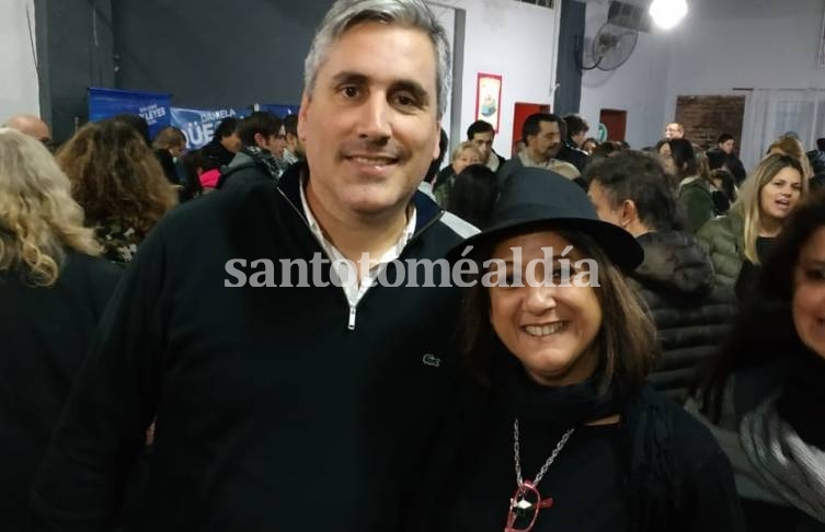 Daniela Qüesta y Guillermo Rey Leyes celebran el triunfo del Frente Progresista en la ciudad.