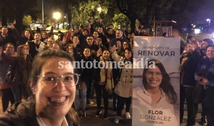Florencia González en plena celebración por los resultados electorales que la ungieron concejal de la ciudad.