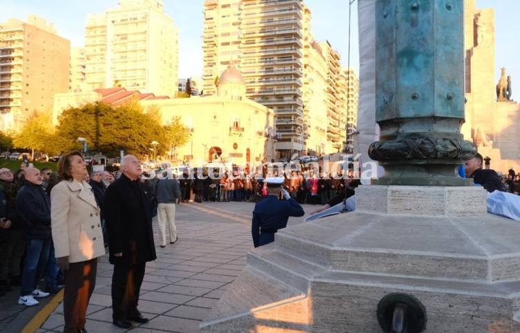 El gobernador encabezó el acto por el Día de la Bandera en el Monumento situado en Rosario.