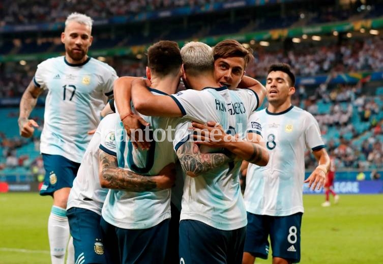 Argentina festeja el segundo gol. (Olé)
