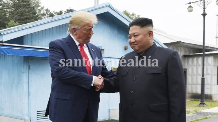 El presidente de EE.UU., Donald Trump, y el líder norcoreano, Kim Jong-un, se reúnen en la zona desmilitarizada entre las dos Coreas, el 30 de junio de 2019. (Foto: AP)