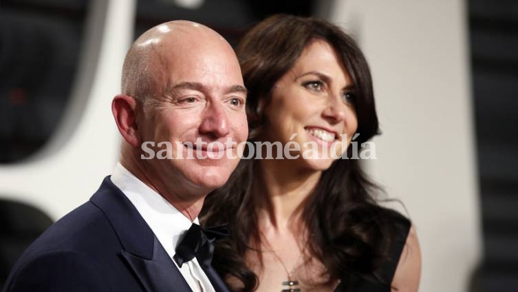 El director general de Amazon, Jeff Bezos, y su esposa, MacKenzie Bezos, en la fiesta de los Óscar de Vanity Fair, en febrero de 2017. (Foto: Reuters)