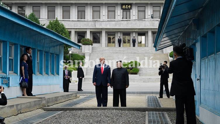Donald Trump posa con Kim Jong-un durante su encuentro en la zona desmilitarizada entre las dos Coreas. (Foto: AP)