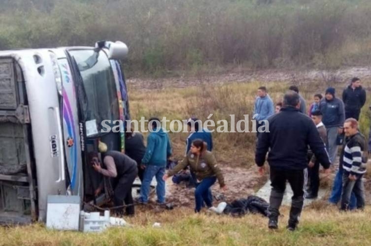 Tucumán: 13 muertos tras volcar un micro que venía de las Termas