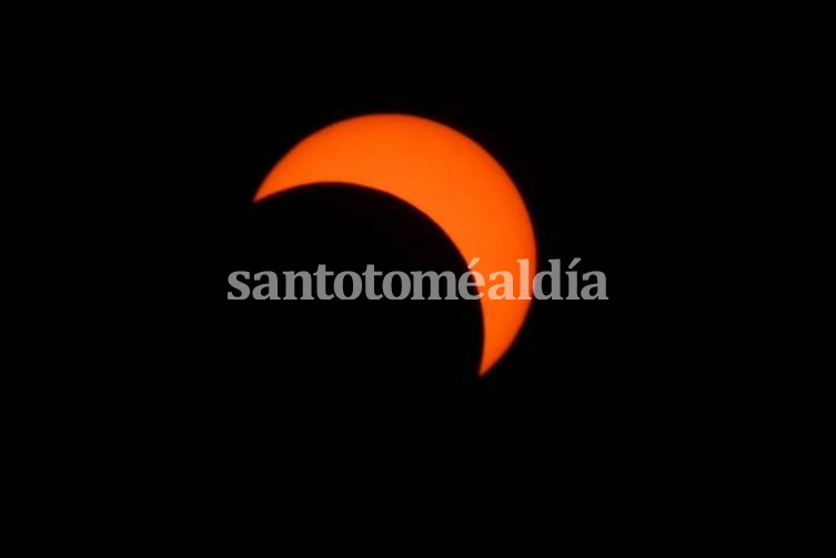La fase total del eclipse de sol comenzó a verse pasadas las 17.40. (Télam)