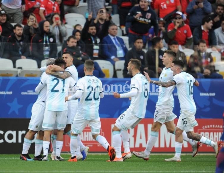 Argentina celebra el 1-0 de Agüero. (Foto: Clarín)