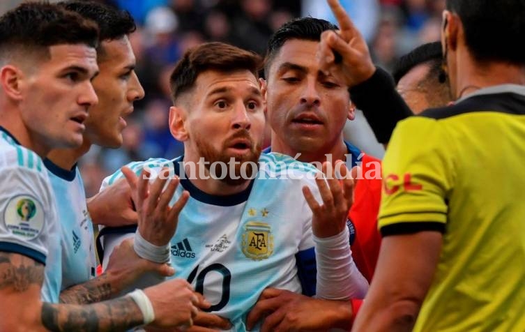 Messi no puede entender el motivo de su expulsión del partido ante Chile, por el tercer puesto. (Foto: Clarín)