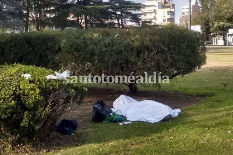 Un hombre en situación de calle falleció por las bajas temperaturas en Rosario. (Foto: Rosario 3)