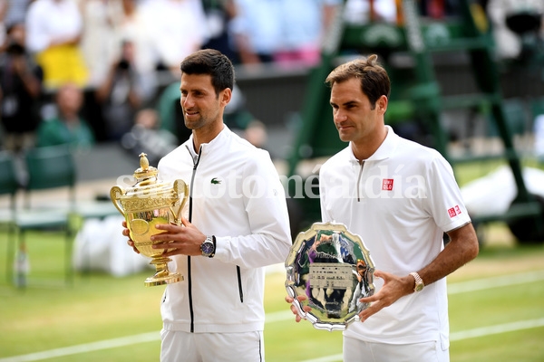 Djokovic con el trofeo de campeón junto a Federer. (Foto: Getty)