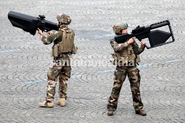 Soldados armados con armas anti drones durante el desfile. (Reuters)