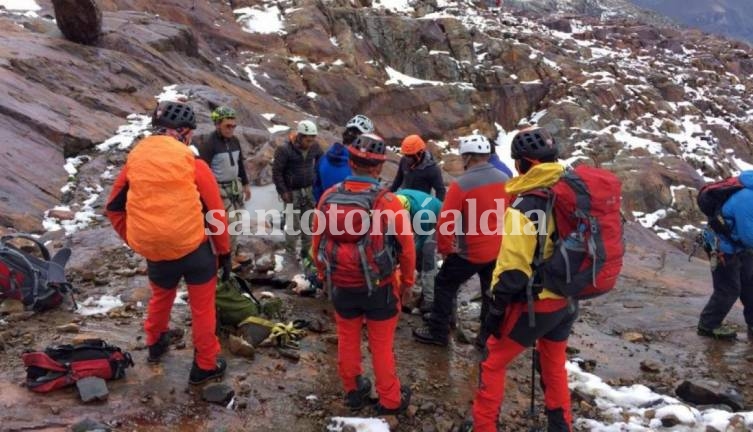 Agentes de la Policía de Salvamento de Alta Montaña hallaron a los extranjeros sin vida en el nevado, en la quebrada Parón. (Foto: El Comercio)