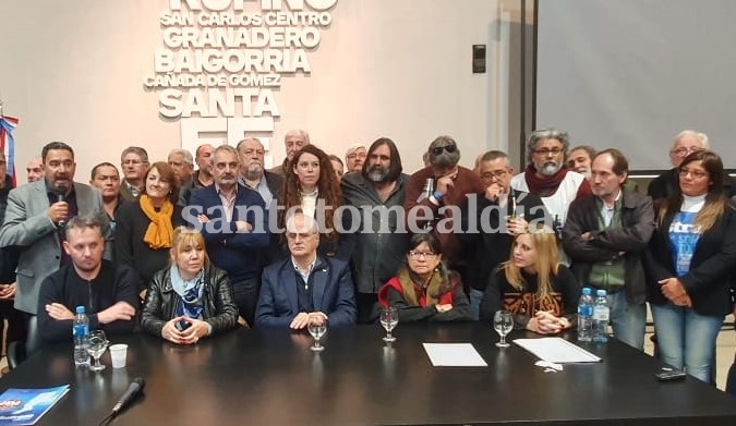 Referentes gremiales, parlamentarios del Mercosur y legisladores nacionales, durante la conferencia de prensa. (Foto: santotomealdia)