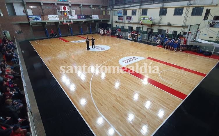CUST estrenó el flamante piso de su cancha de básquetbol. (Foto: santotomealdia)