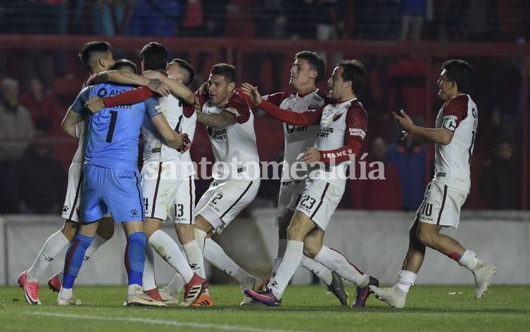 Todos van a abrazar a Burián, héroe en la definición por penales. (Foto: @Sudamericana)