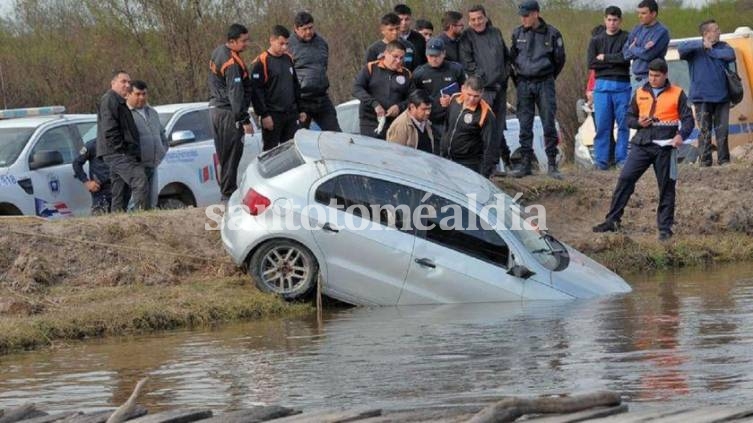 El conductor embistió el auto en un canal de agua y se olvidó de que su amigo seguía en el interior del vehículo. (Foto: El Liberal)