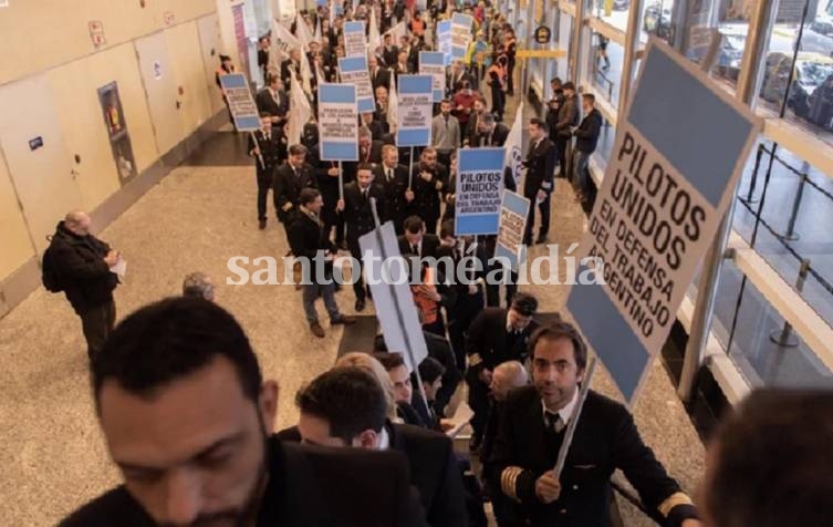 Pilotos realizaron una protesta y enviaron mensajes políticos por los altoparlantes de los aviones. (Foto: Infobae)