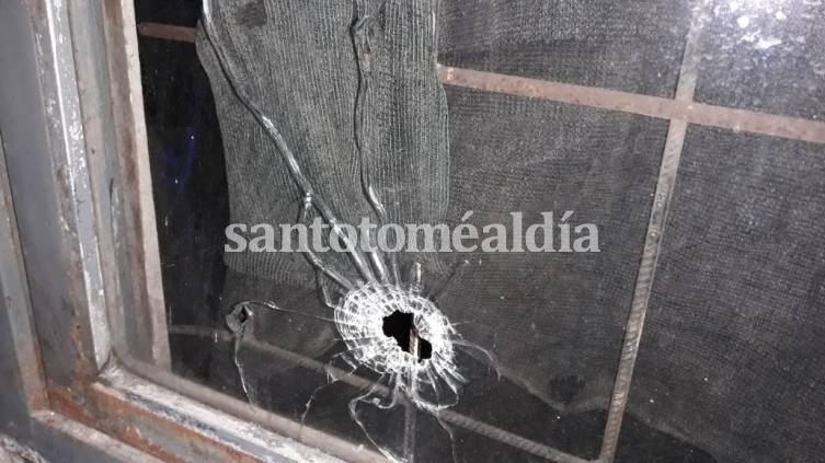 Impacto de bala en la ventana de un inmueble. (Foto: Gentileza)
