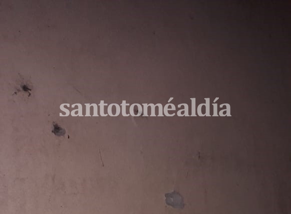 Impactos de bala en una pared, en el interior de una vivienda. (Foto: Gentileza)