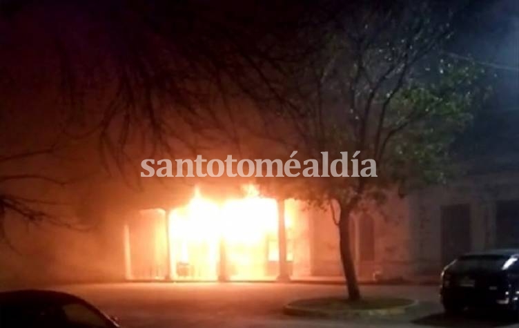 Un incendio en la estación Mitre generó estragos en el Centro Cultural y Social 