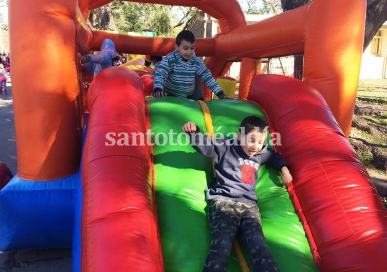 Sobre calle Gómez Cello hubo castillos inflables y juegos para niños. (Foto: Muncipalidad de Santo Tomé)