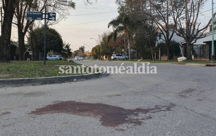 Un gran charco de sangre quedó en la esquina de 12 de Septiembre y Mitre, donde asesinaron a Hugo Machado. (Foto: santotoméaldía)