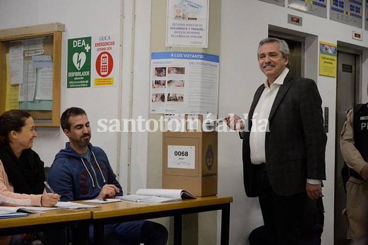 Alberto Fernández votó en la sede de la UCA de Puerto Madero. (Foto: Infobae)