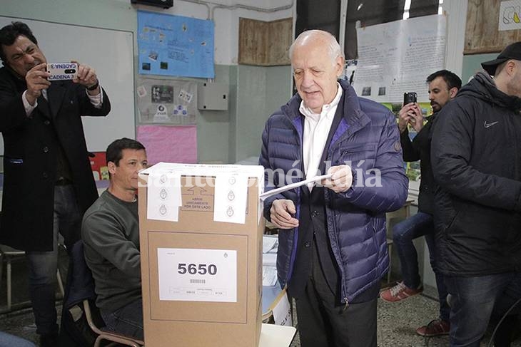 El voto de Lavagna en en el Instituto San Francisco de Asís del barrio porteño de Nuñez. (Foto: Prensa lavagna)