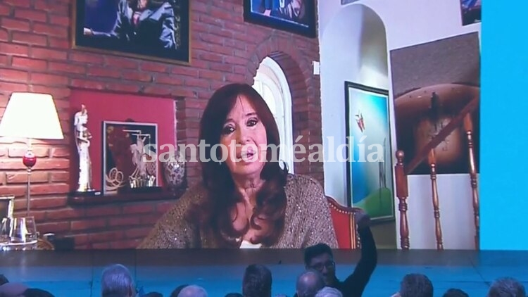 Cristina Kirchner grabó un mensaje que se transmitió en la sede del Frente de Todos.