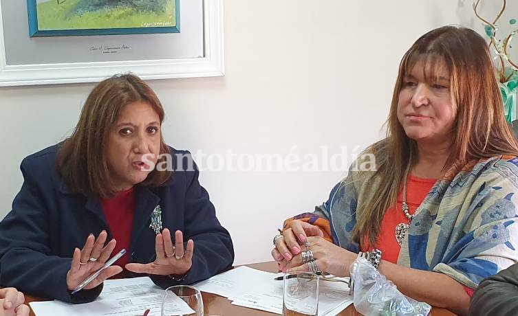 Daniela Qüesta junto a Claudia Pascual, durante la reunión de este miércoles. (Foto: santotomealdia)