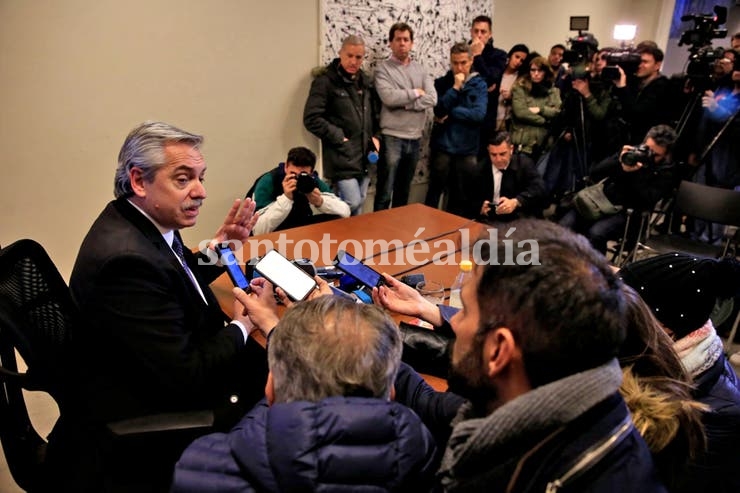 Alberto Fernández durante la charla con la prensa. (Foto: La Nación)