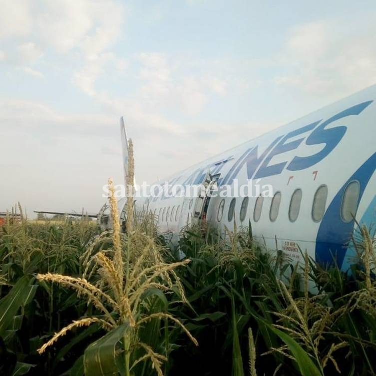 Un avión con más de 200 personas aterrizó de panza y con los motores apagados en un campo cerca de Moscú 
