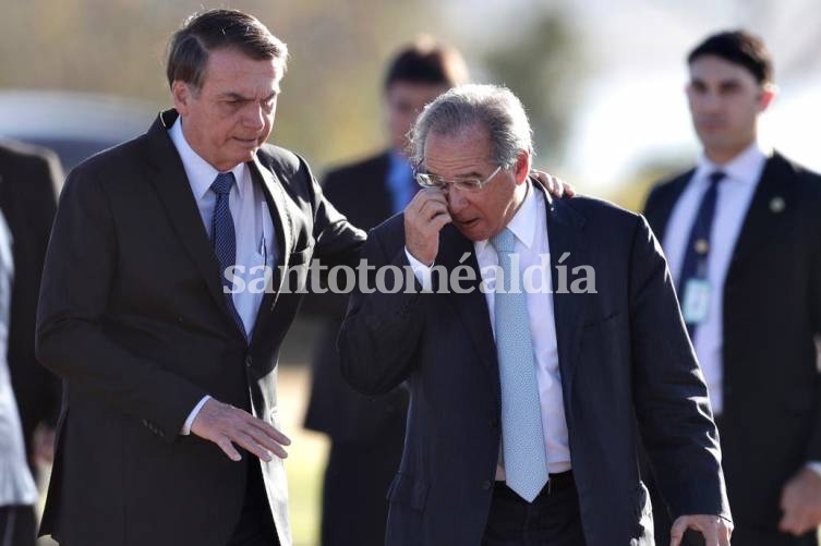 l ministro de Economía de Brasil, Paulo Guedes, junto al presidente Jair Bolsonaro. (Foto: La Nación)