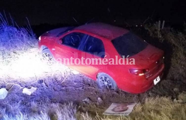 El Fiat Sienna se despistó y así fue encontrado por la policía. (Foto: Diario Uno)