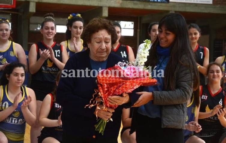 Alicia Goncebat fue homenajeada por su incansable labor en el desarrollo del básquetbol femenino en la región. (Foto: Asociación Paranaense de Básquetbol)